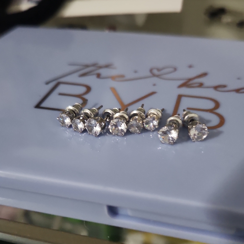 Set 4 Stud Earrings